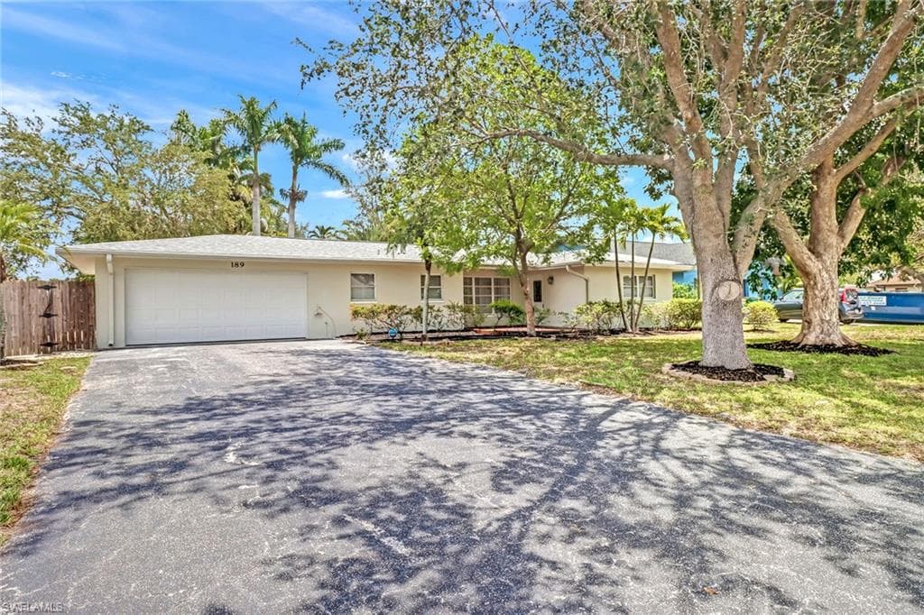 189 Mentor DR NAPLES, FL 34110