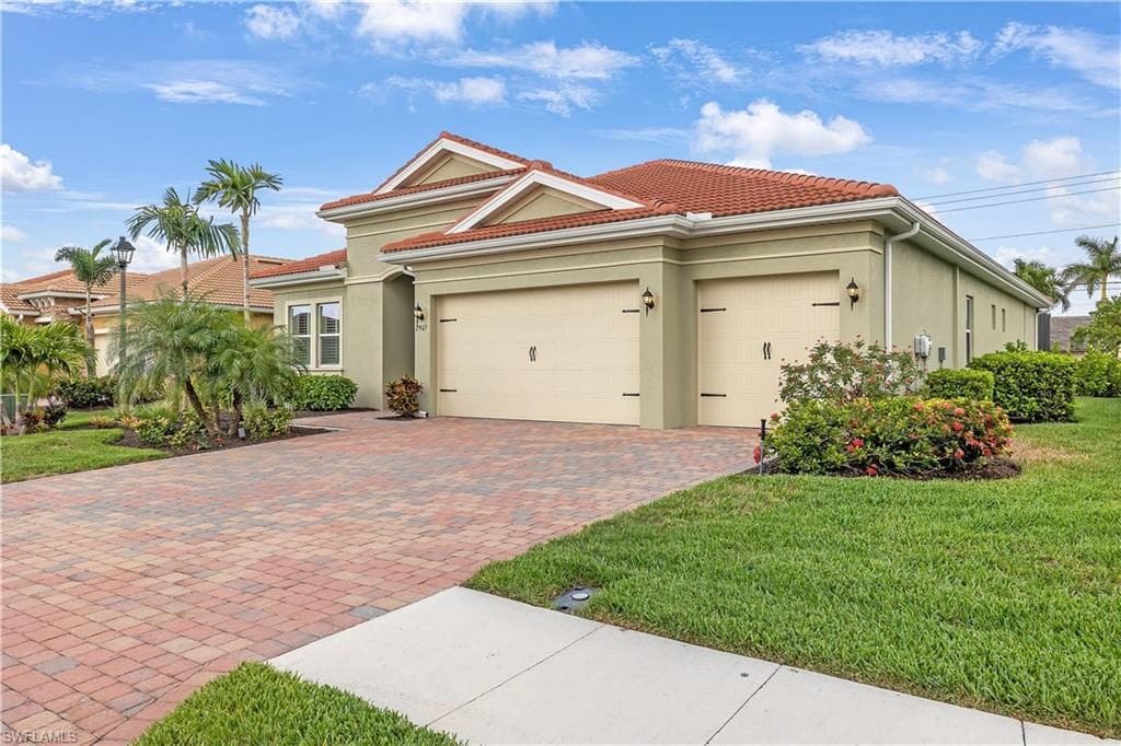 2905 Sunset Pointe CIR CAPE CORAL, FL 33914