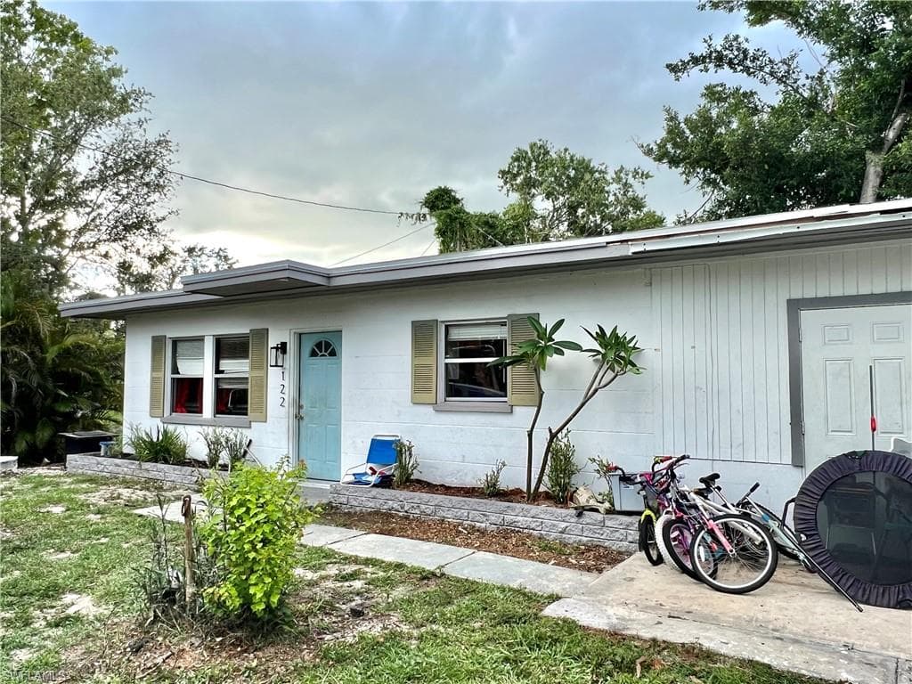 122 Holland ST NORTH FORT MYERS, FL 33917
