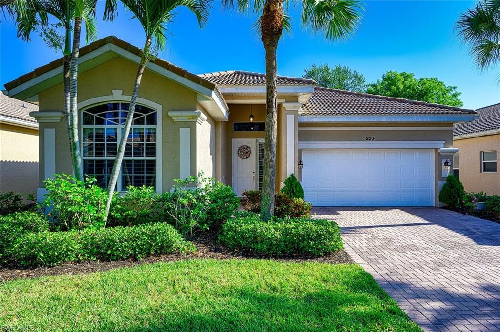 223 Glen Eagle CIR NAPLES, FL 34104