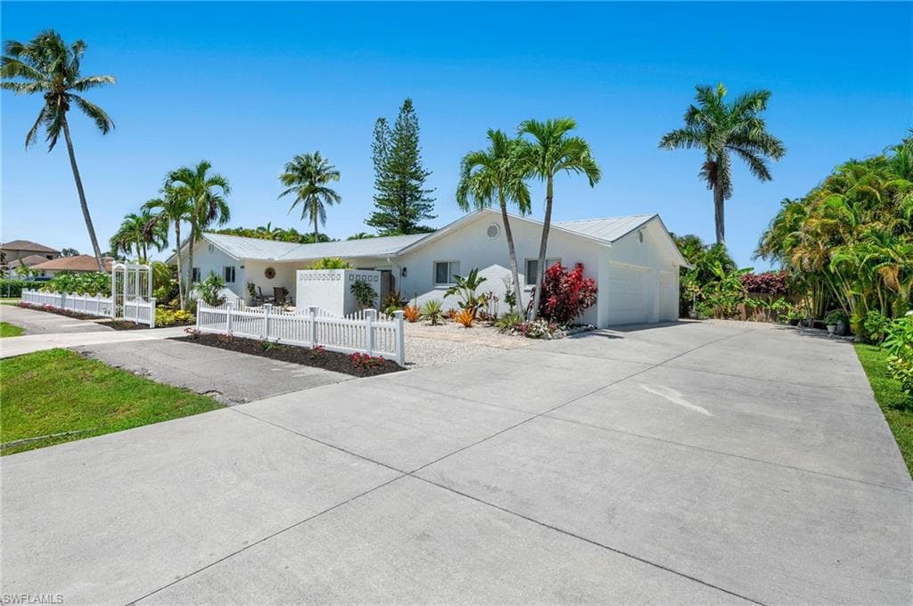 699 99th AVE N NAPLES, FL 34108