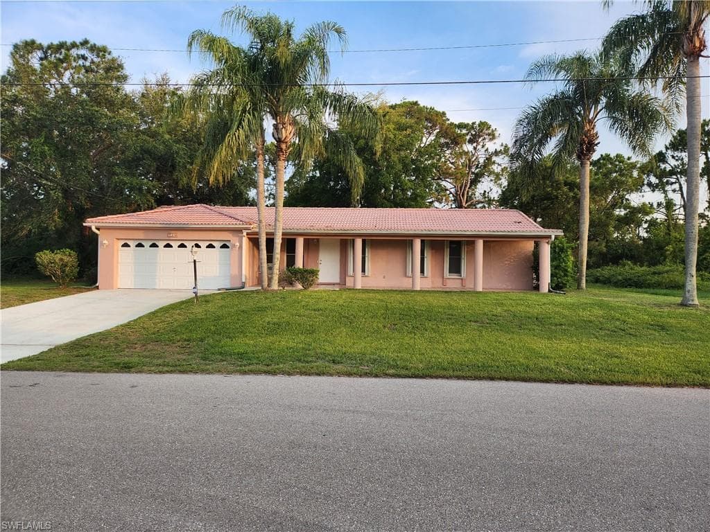 738 Manhattan ST LEHIGH ACRES, FL 33974