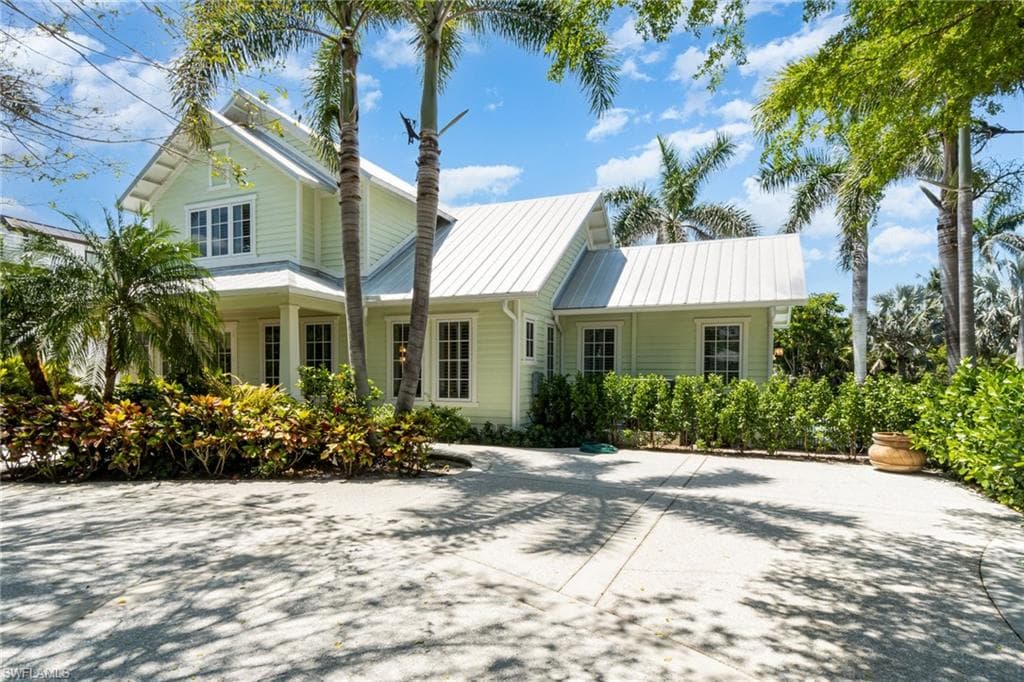 572 7th AVE N NAPLES, FL 34102