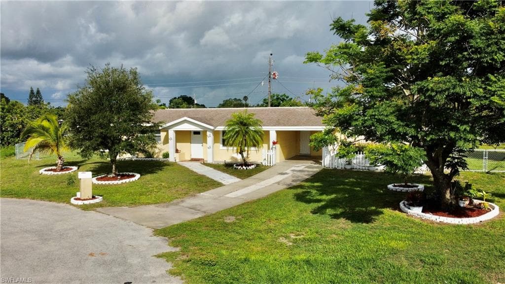 810 Coral AVE LEHIGH ACRES, FL 33936