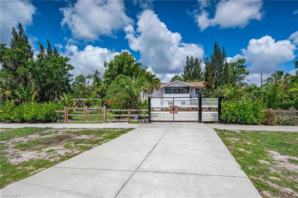 455 8th ST NE NAPLES, FL 34120