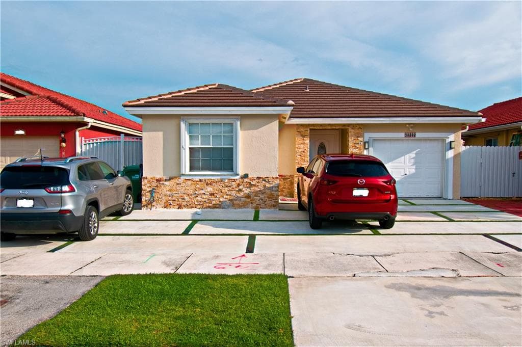 14242 SW 176 TER MIAMI, FL 33177