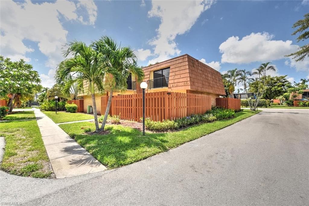 1721 Park Meadows DR 4 FORT MYERS, FL 33907