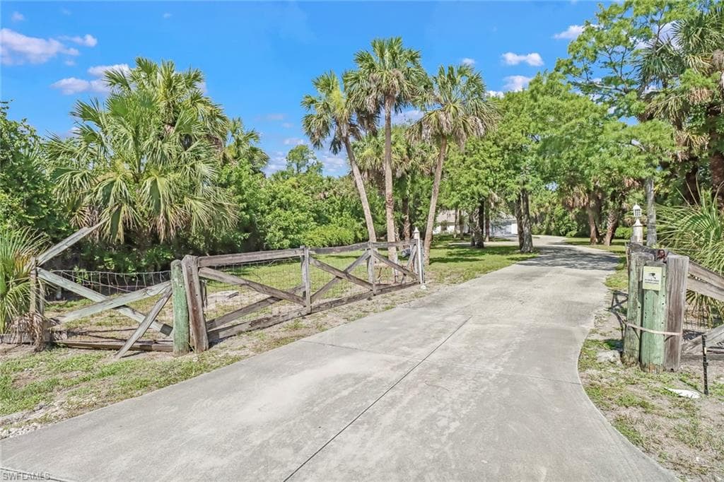 111 6th ST NE NAPLES, FL 34120