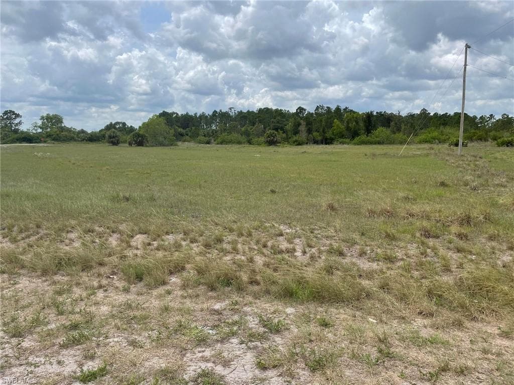 541 Bourse CIR LEHIGH ACRES, FL 33974