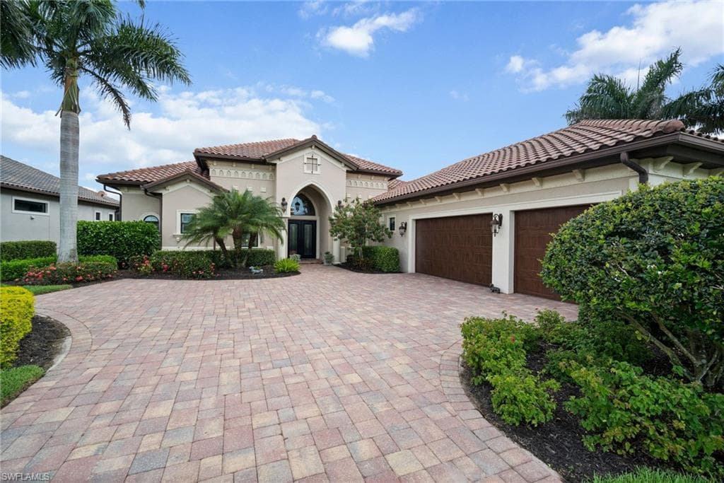 6692 Costa CIR NAPLES, FL 34113