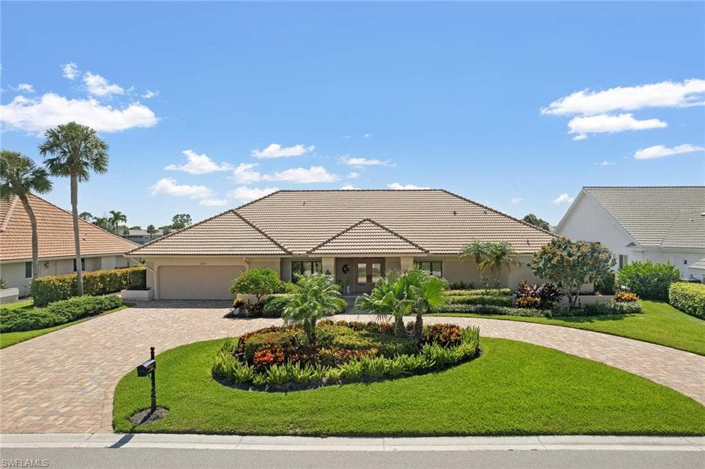 2209 Regal WAY NAPLES, FL 34110