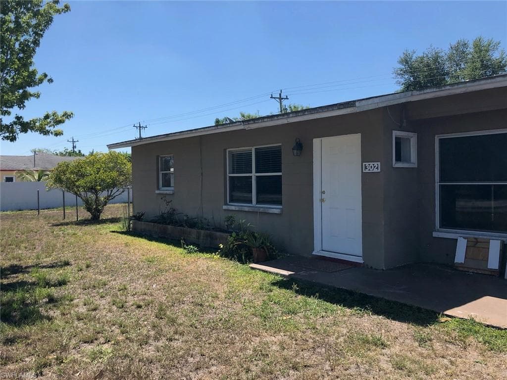 302 Arthur AVE LEHIGH ACRES, FL 33936