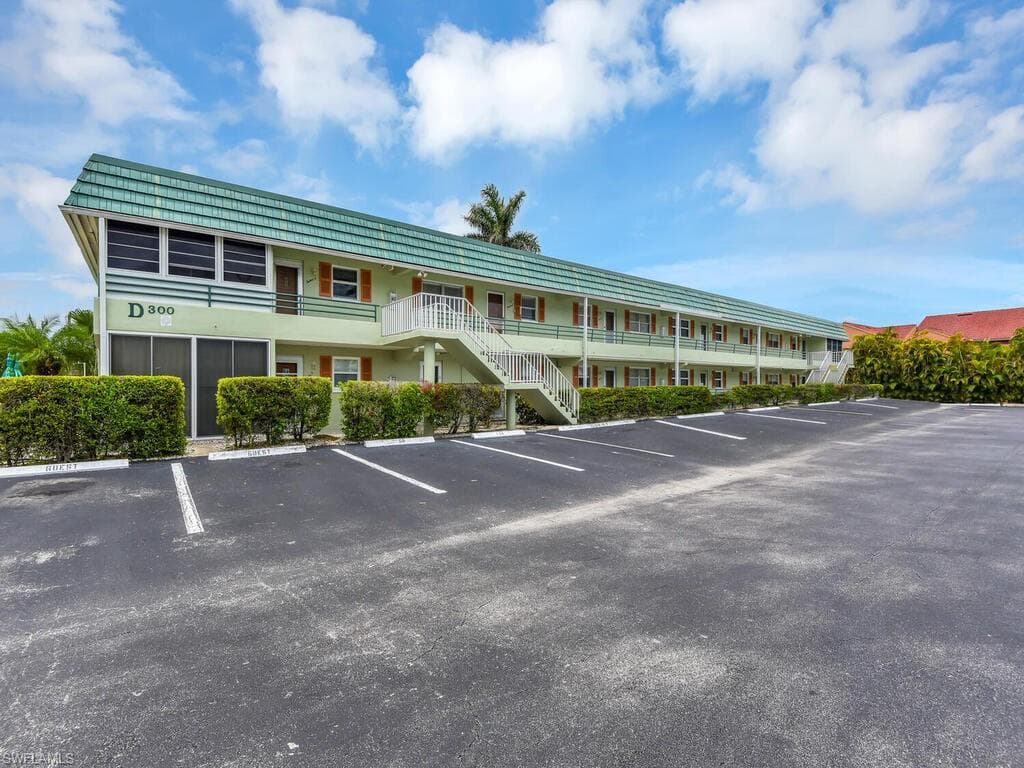 300 Valley Stream DR R-5 NAPLES, FL 34113