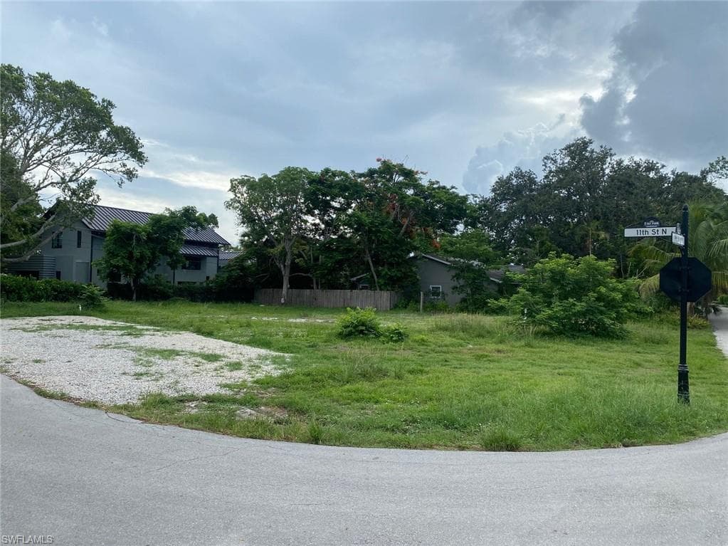 950 11th ST N NAPLES, FL 34102
