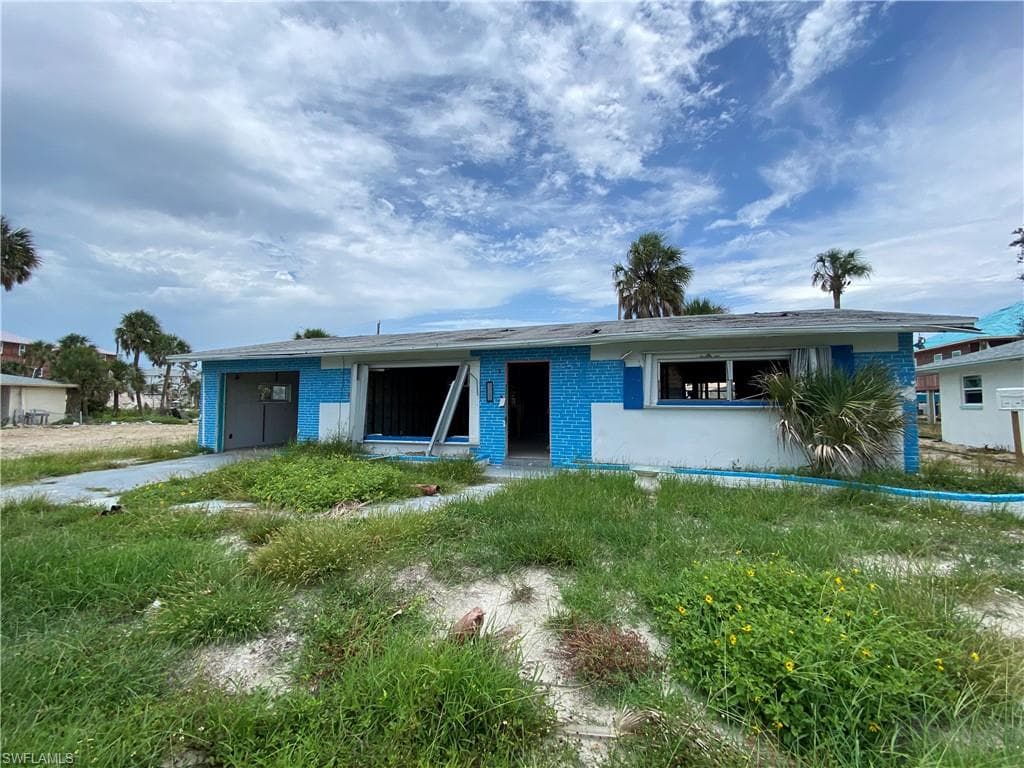 131 Mid Island DR FORT MYERS BEACH, FL 33931