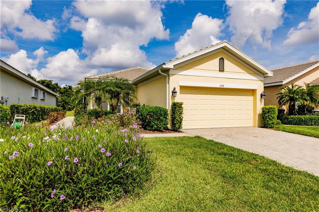 1324 Lavaca CT CAPE CORAL, FL 33991