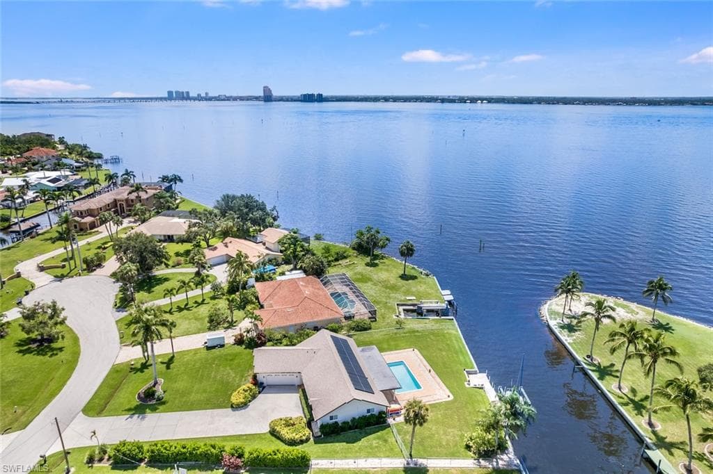 1795 Whitecap CIR NORTH FORT MYERS, FL 33903