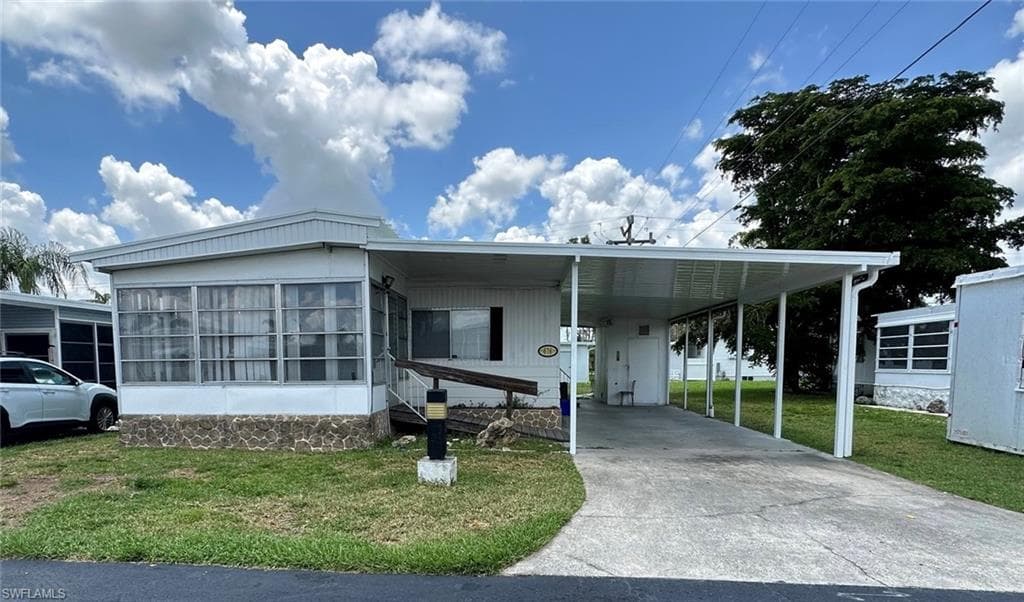 676 Coral LN NORTH FORT MYERS, FL 33917