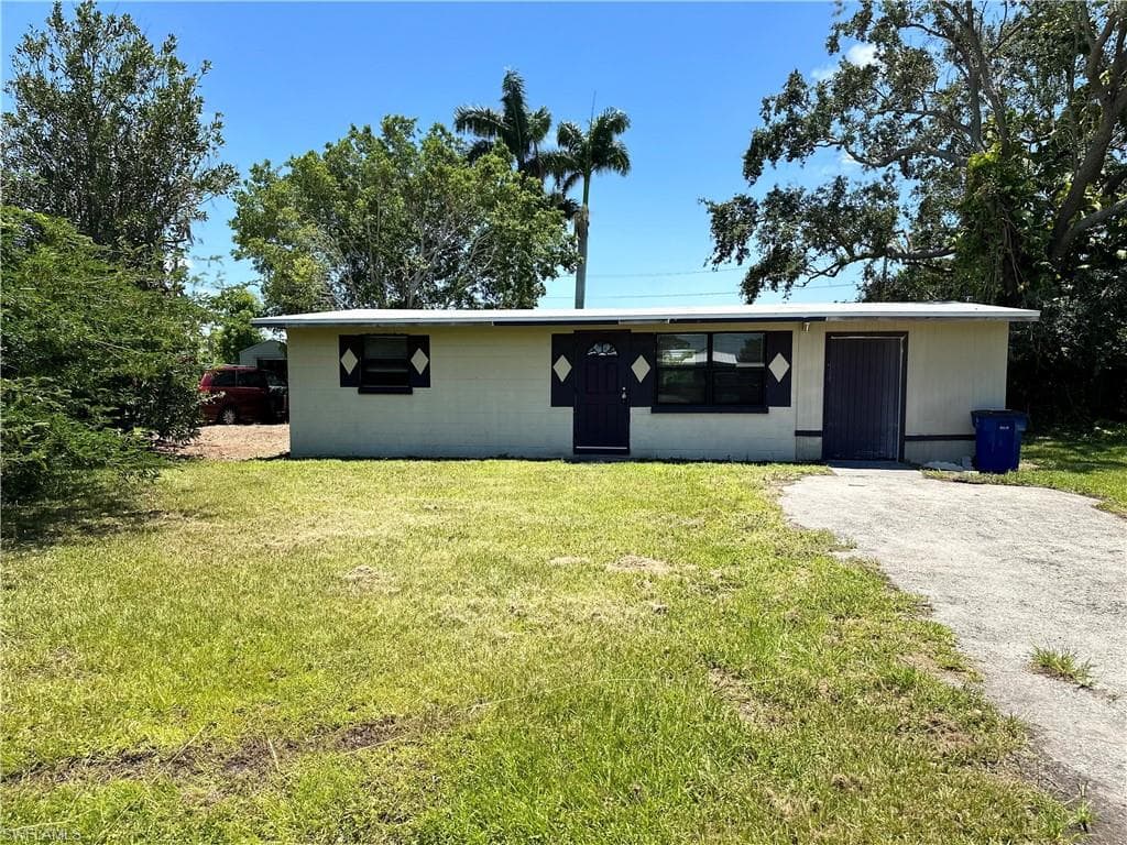 1194 Orange AVE NORTH FORT MYERS, FL 33903