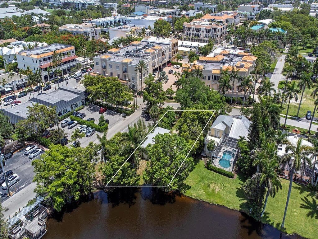 580 East Lake DR NAPLES, FL 34102