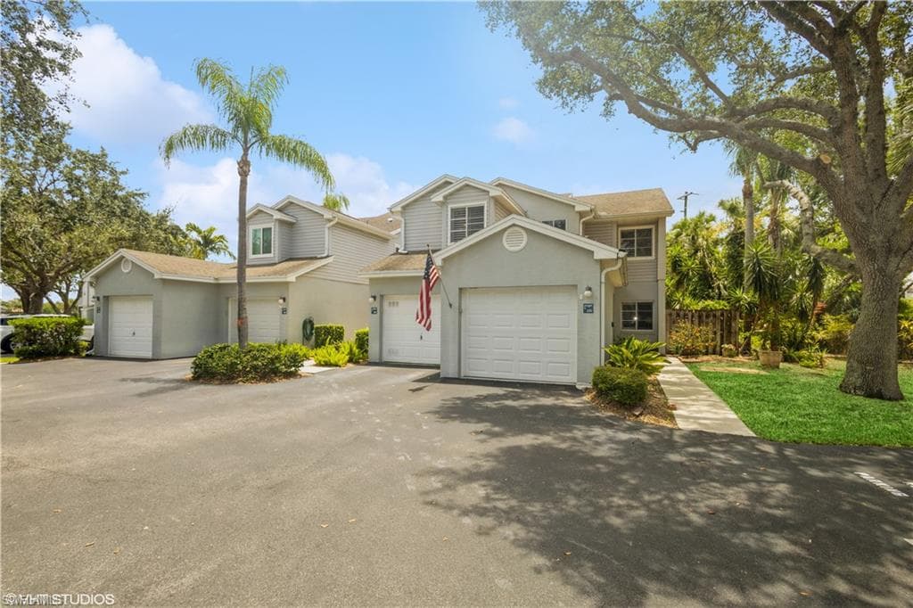 2560 Citrus Lake DR V-201 NAPLES, FL 34109