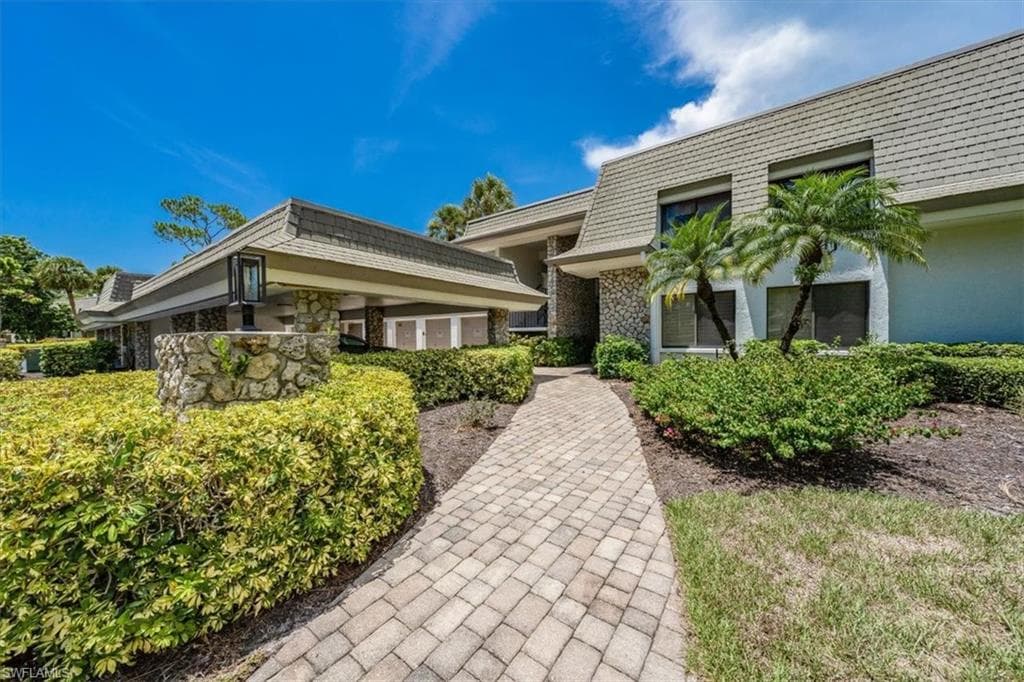 525 Wildwood LN NAPLES, FL 34105