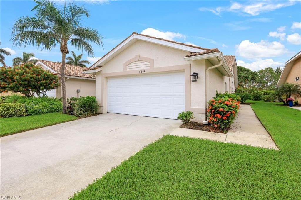 6654 Castlelawn PL 8 NAPLES, FL 34113
