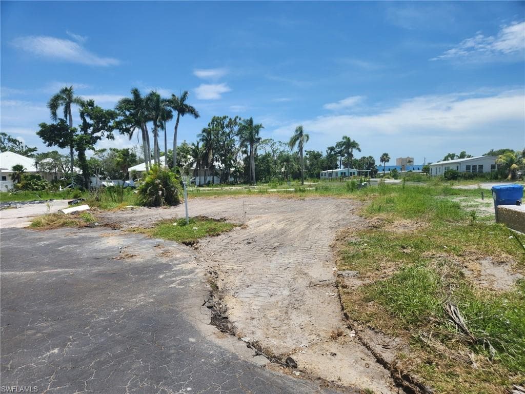 102 Oak LN FORT MYERS, FL 33908