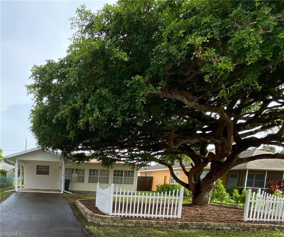 615 102nd AVE N NAPLES, FL 34108