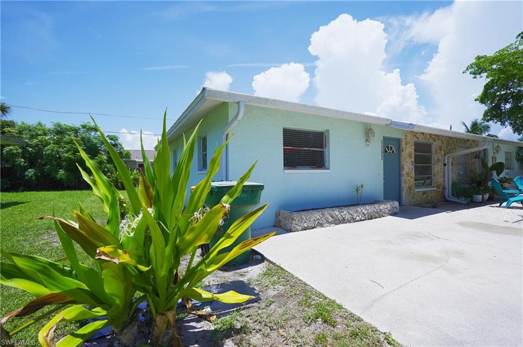 1193 Alhambra CIR NAPLES, FL 34103