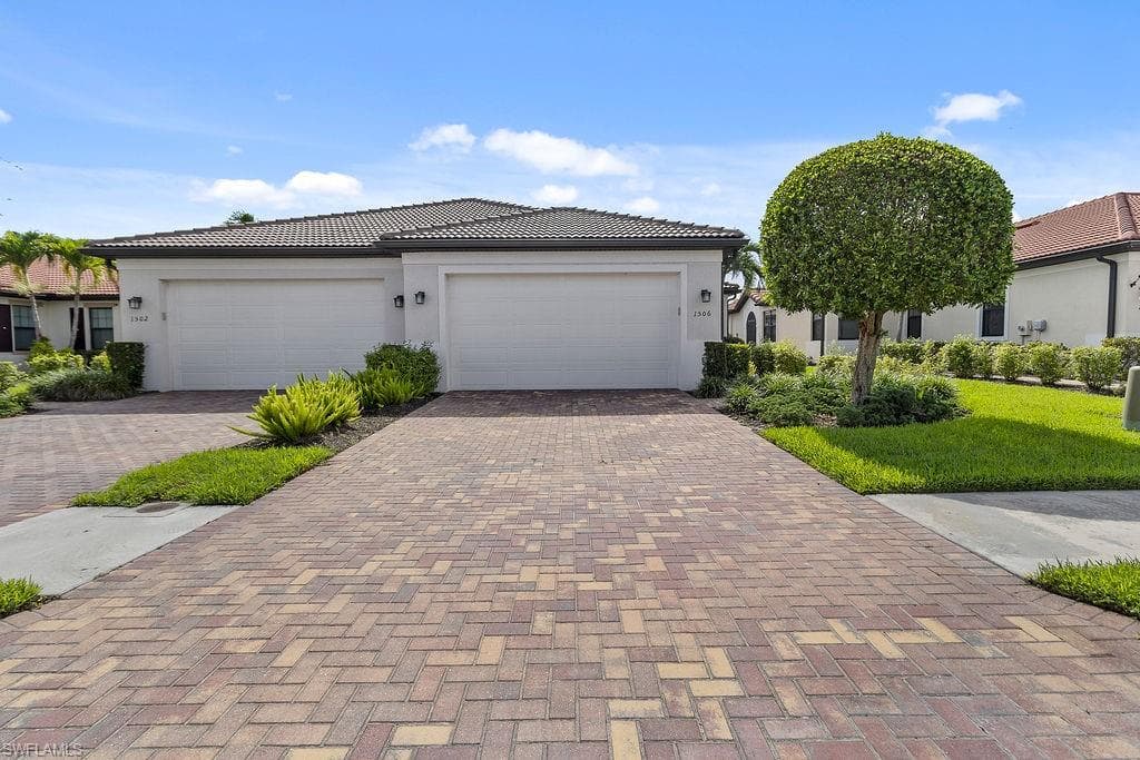 1506 Oceania DR S NAPLES, FL 34113