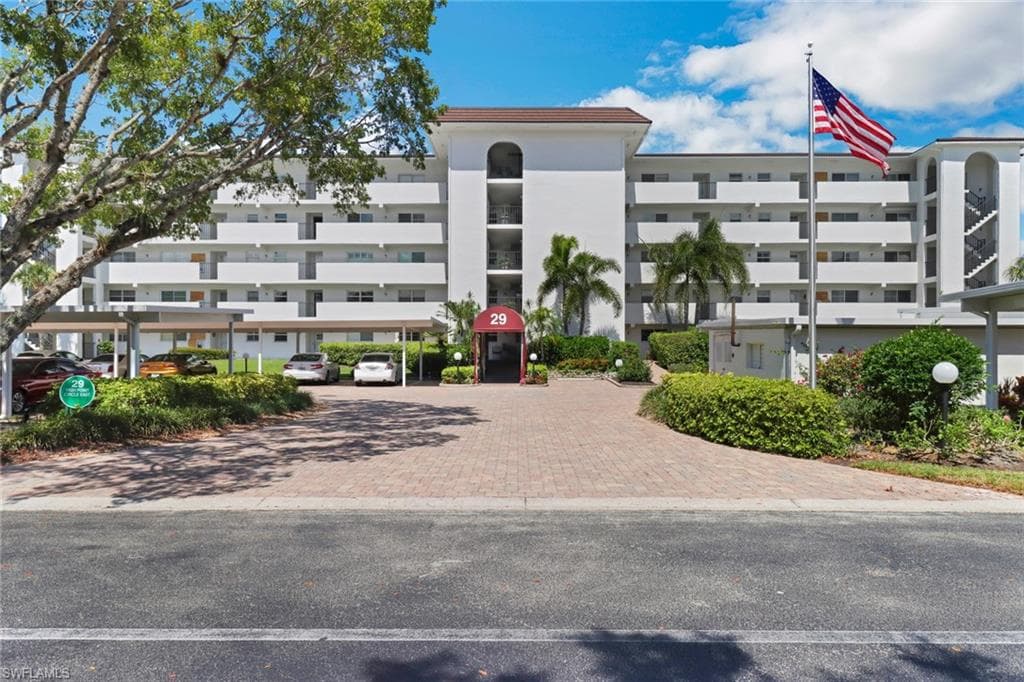 29 High Point CIR E 202 NAPLES, FL 34103