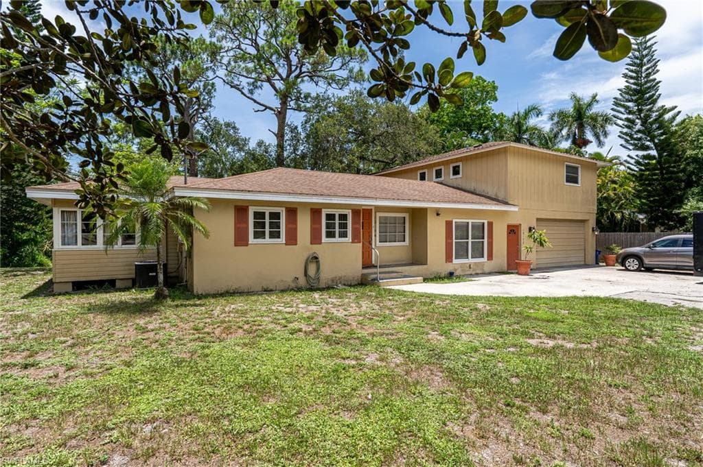 10190/194 Kentucky ST BONITA SPRINGS, FL 34135