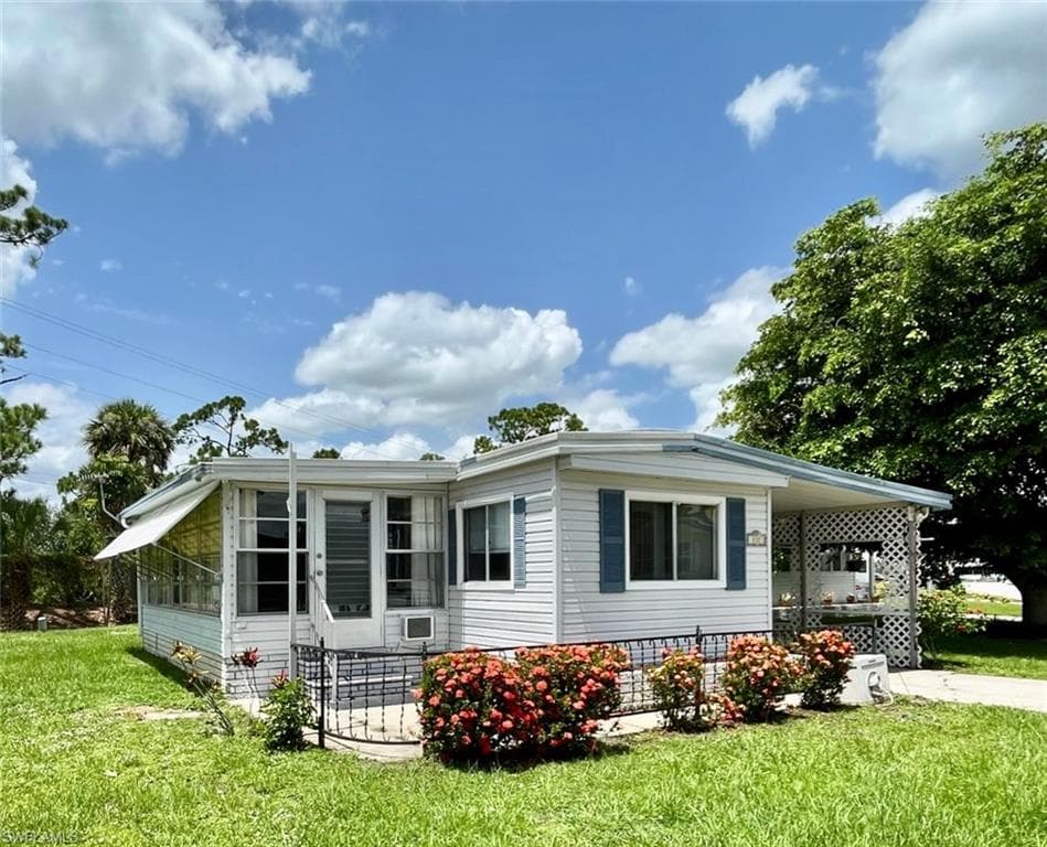 832 Holly Berry CT NORTH FORT MYERS, FL 33917