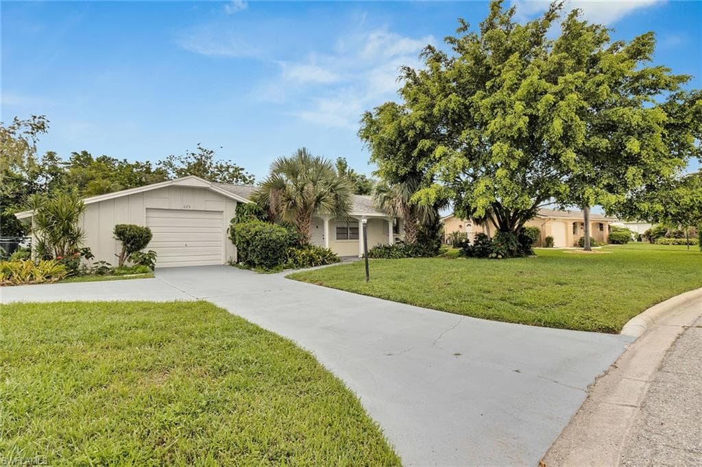 625 Grandview DR LEHIGH ACRES, FL 33936