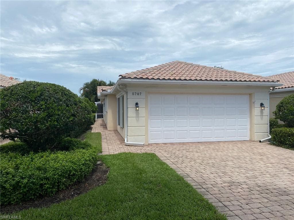 5707 DRUMMOND WAY NAPLES, FL 34119