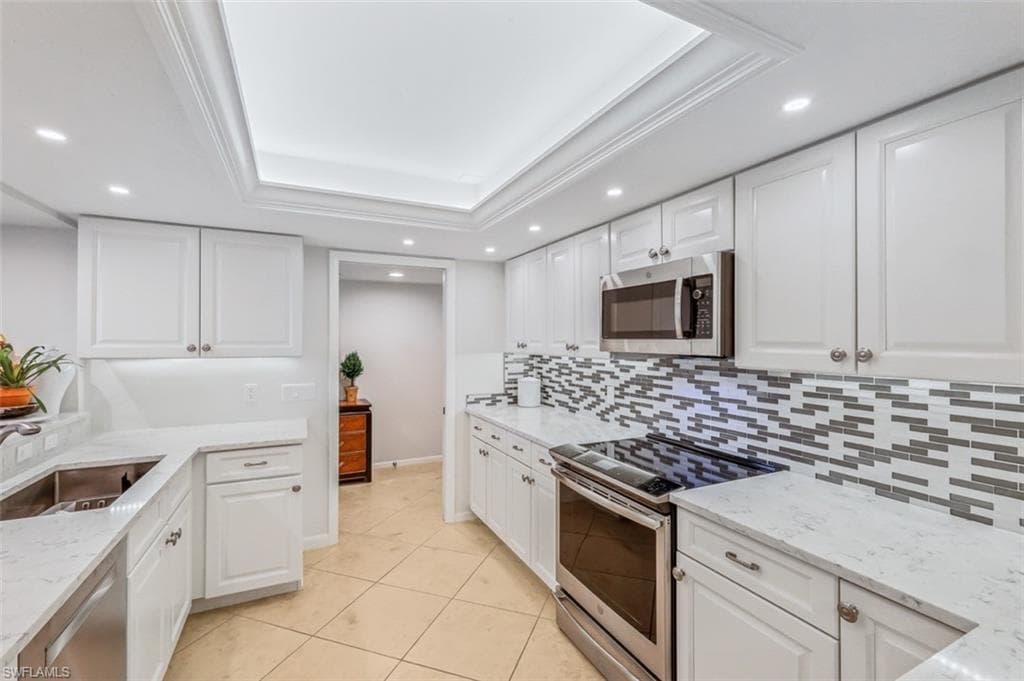 5601 TURTLE BAY DR 103 NAPLES, FL 34108
