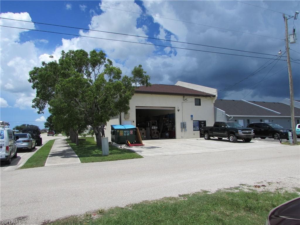 1002 NE 7th TER CAPE CORAL, FL 33909