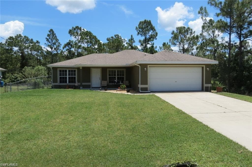 915 Hooper AVE LEHIGH ACRES, FL 33974