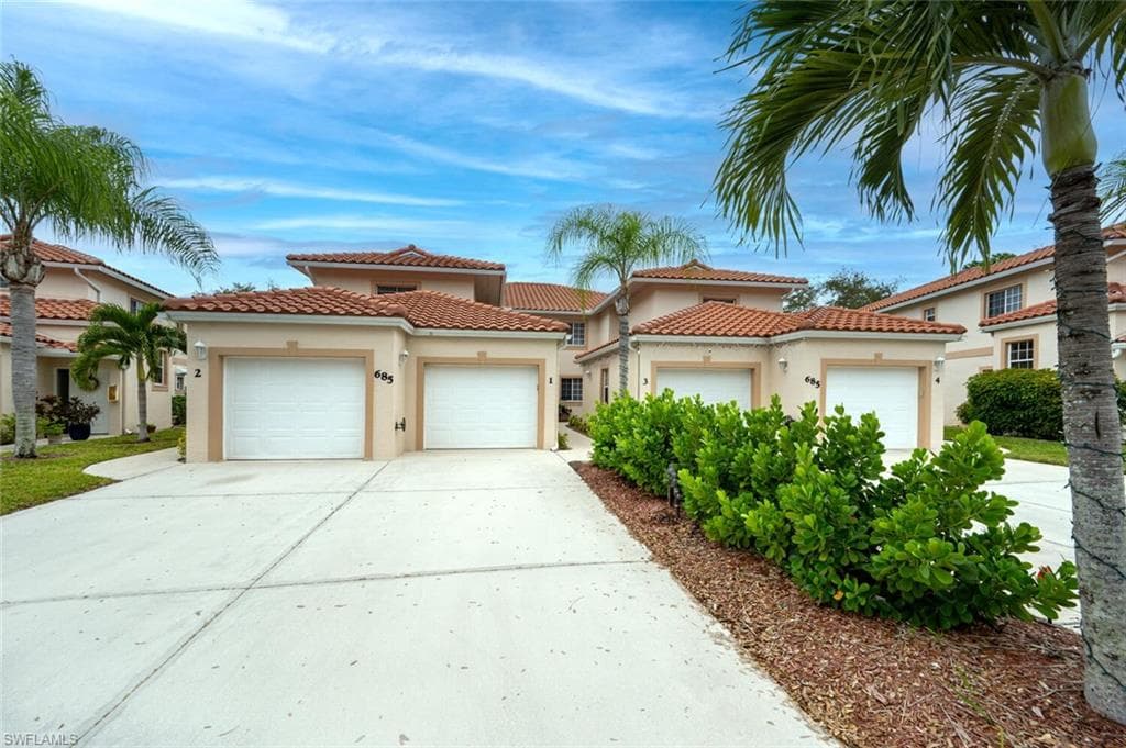 685 Luisa LN 824-1 NAPLES, FL 34104