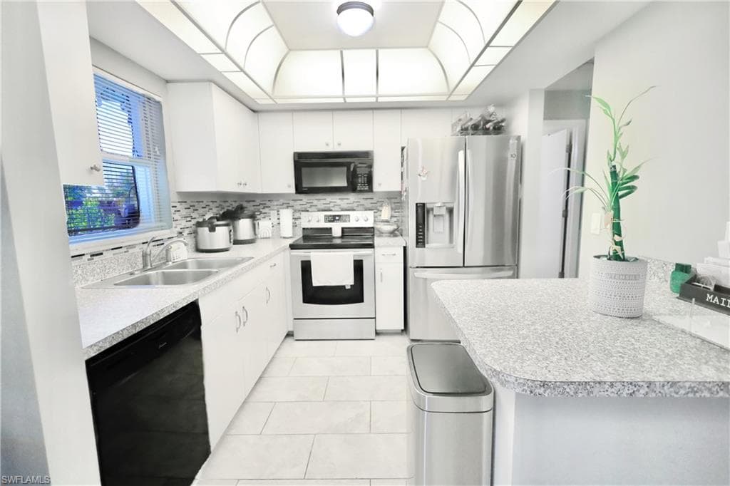 122 SE 7th ST CAPE CORAL, FL 33990