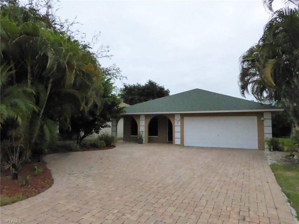 649 105th AVE N NAPLES, FL 34108