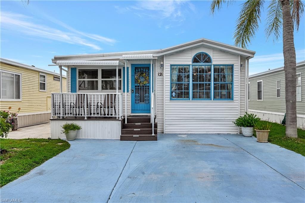 121 Caravan CIR NORTH FORT MYERS, FL 33903