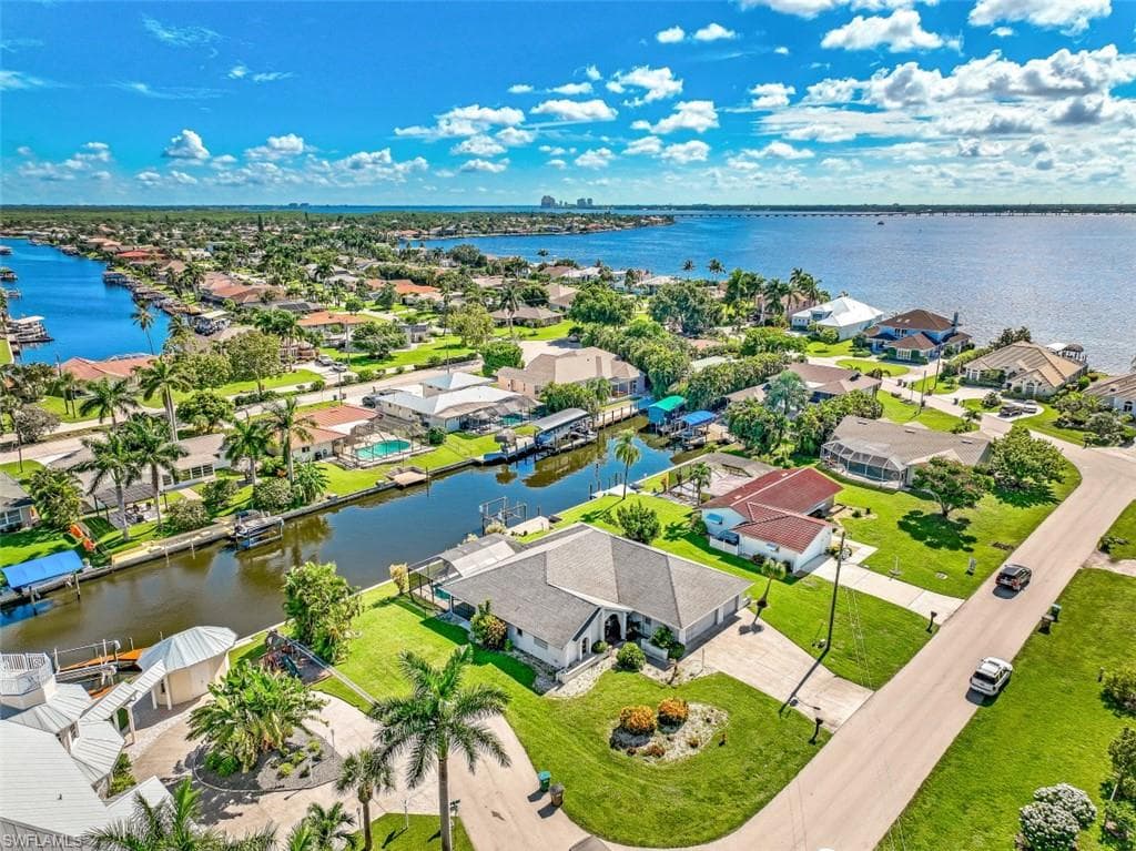 2215 31st ST CAPE CORAL, FL 33904