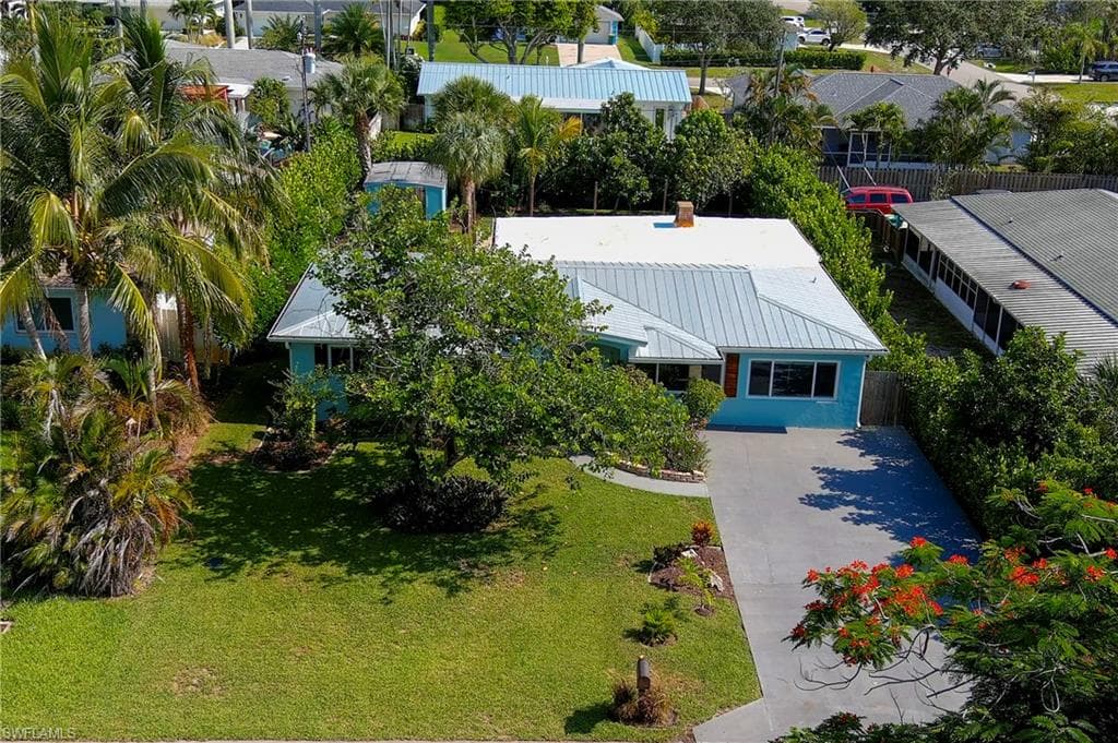 1385 Wisconsin DR NAPLES, FL 34103