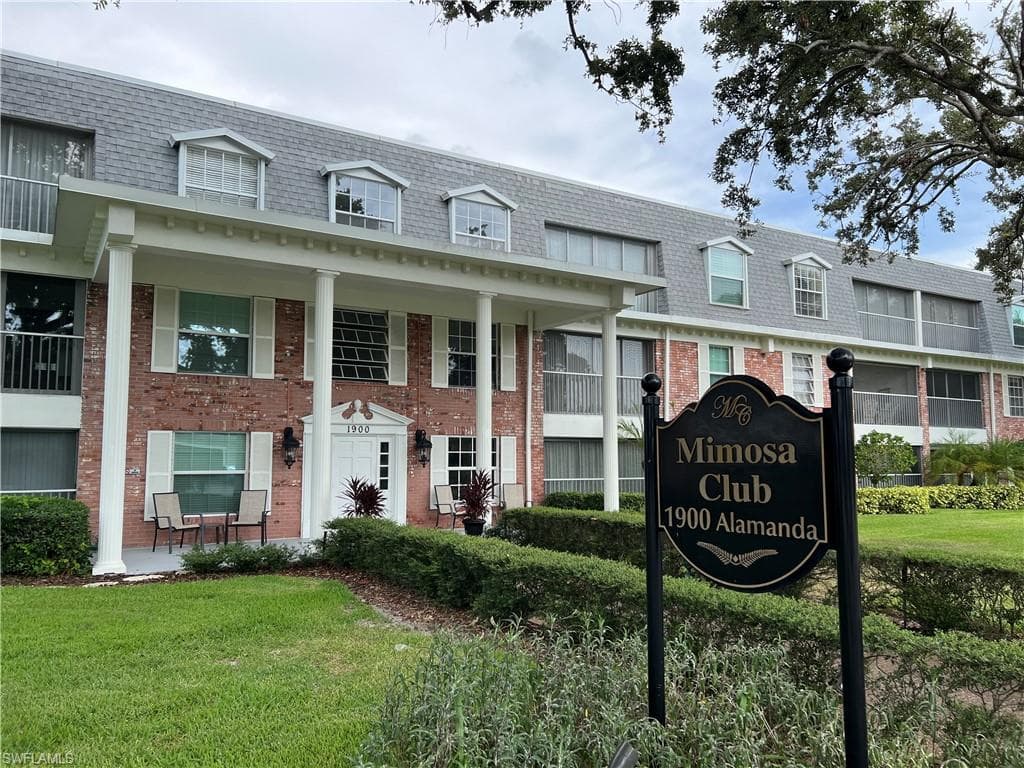 1900 Alamanda DR 308 NAPLES, FL 34102