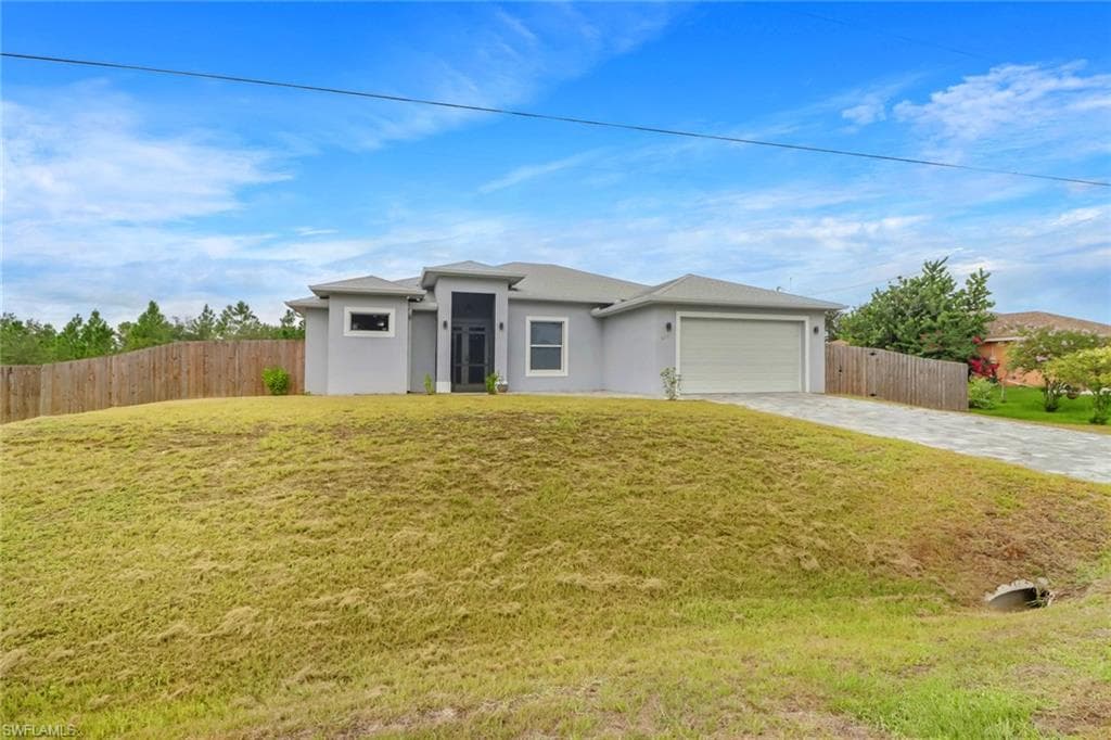 813 Lake AVE LEHIGH ACRES, FL 33972