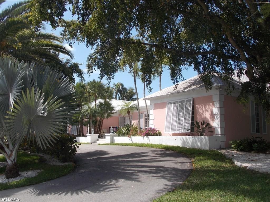 320 GULF SHORE BLVD S NAPLES, FL 34102