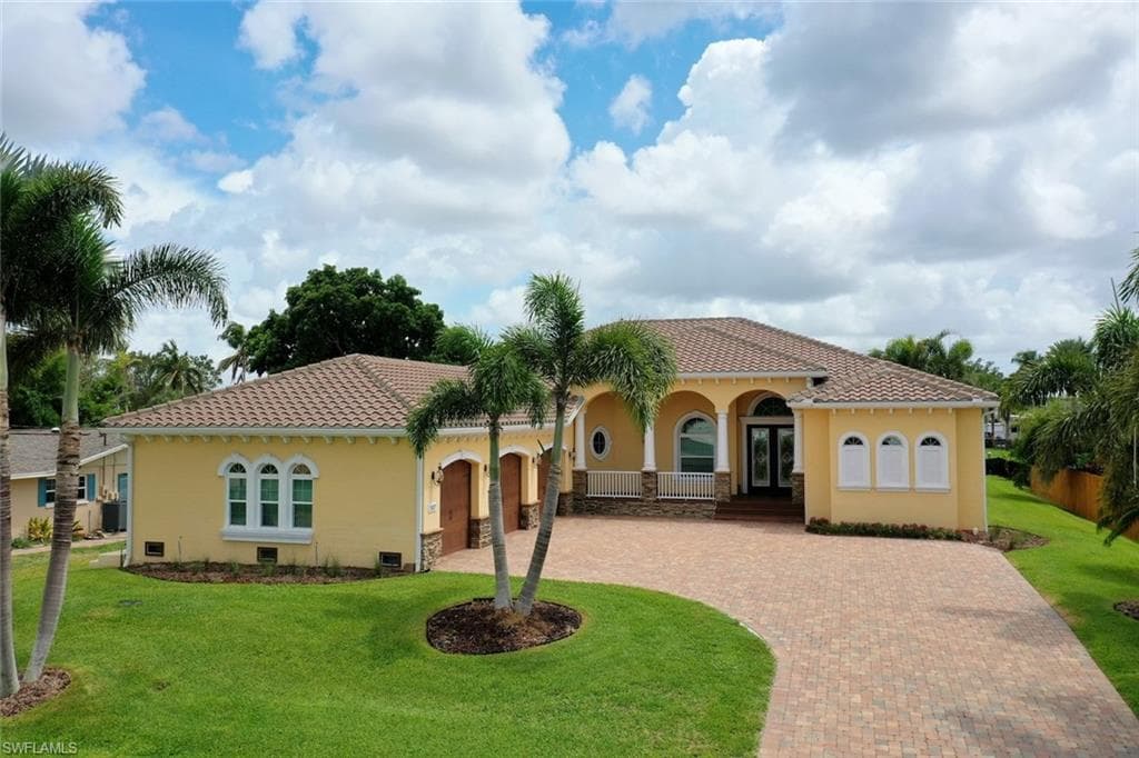 1837 Whitecap CIR NORTH FORT MYERS, FL 33903
