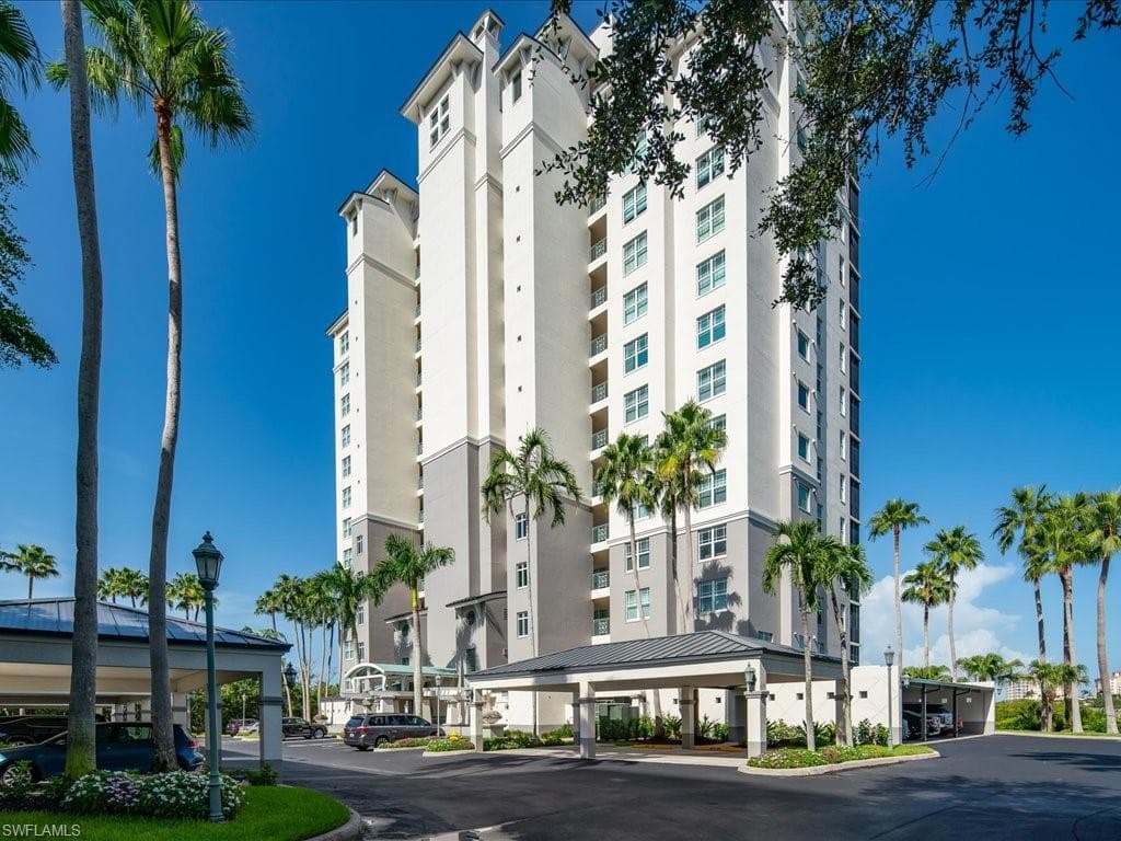 420 Cove Tower DR 404 NAPLES, FL 34110